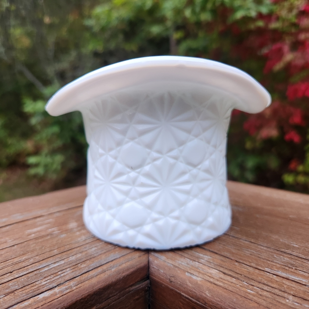 Vintage Fenton Milk Glass Daisy & Button Top Hat 3.25" Tall